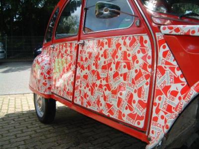 Bie Lackschäden wird neu tapeziert